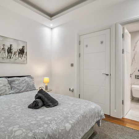 Sleek Modern Wimbledon Home London Eksteriør billede