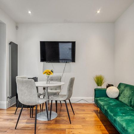 Sleek Modern Wimbledon Home London Eksteriør billede