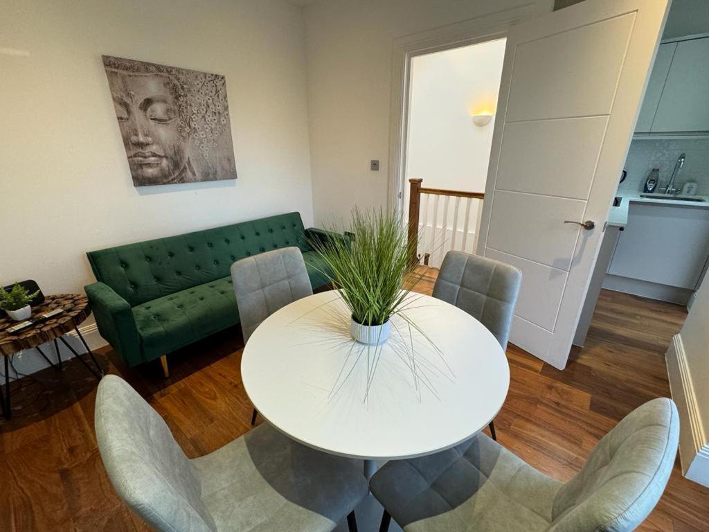 Sleek Modern Wimbledon Home London Eksteriør billede