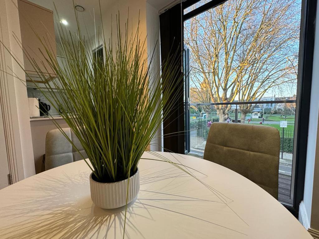 Sleek Modern Wimbledon Home London Eksteriør billede