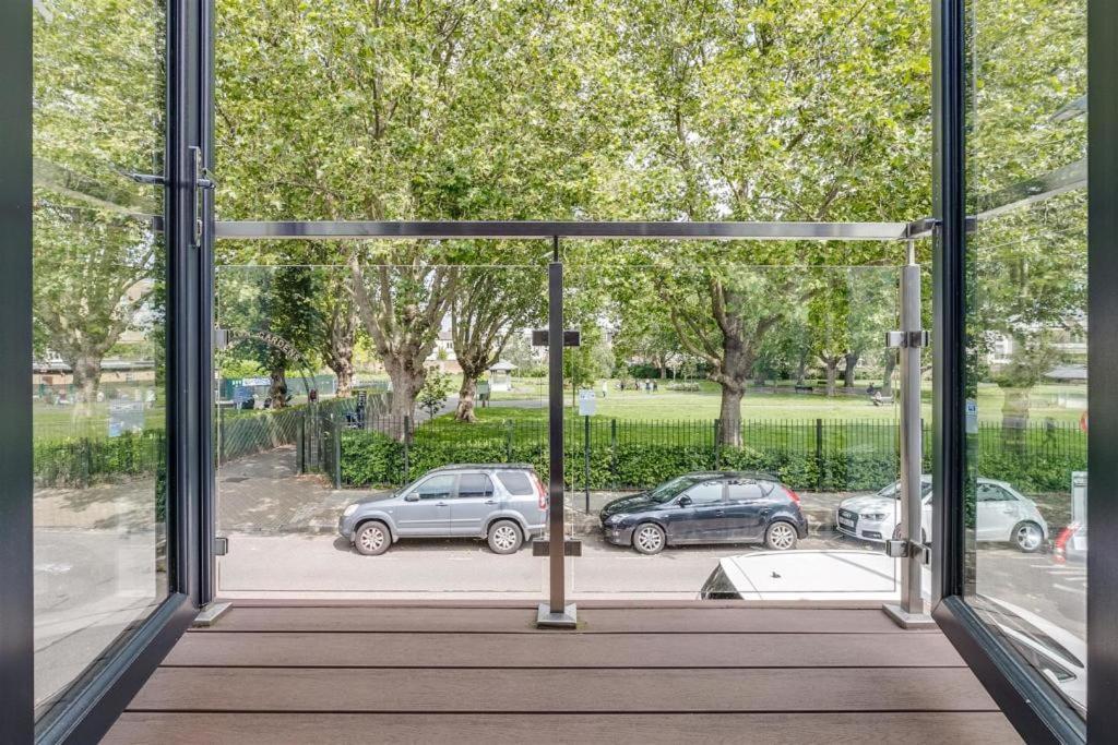 Sleek Modern Wimbledon Home London Eksteriør billede