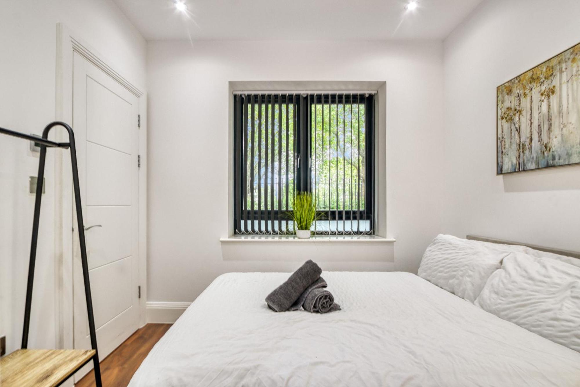 Sleek Modern Wimbledon Home London Eksteriør billede