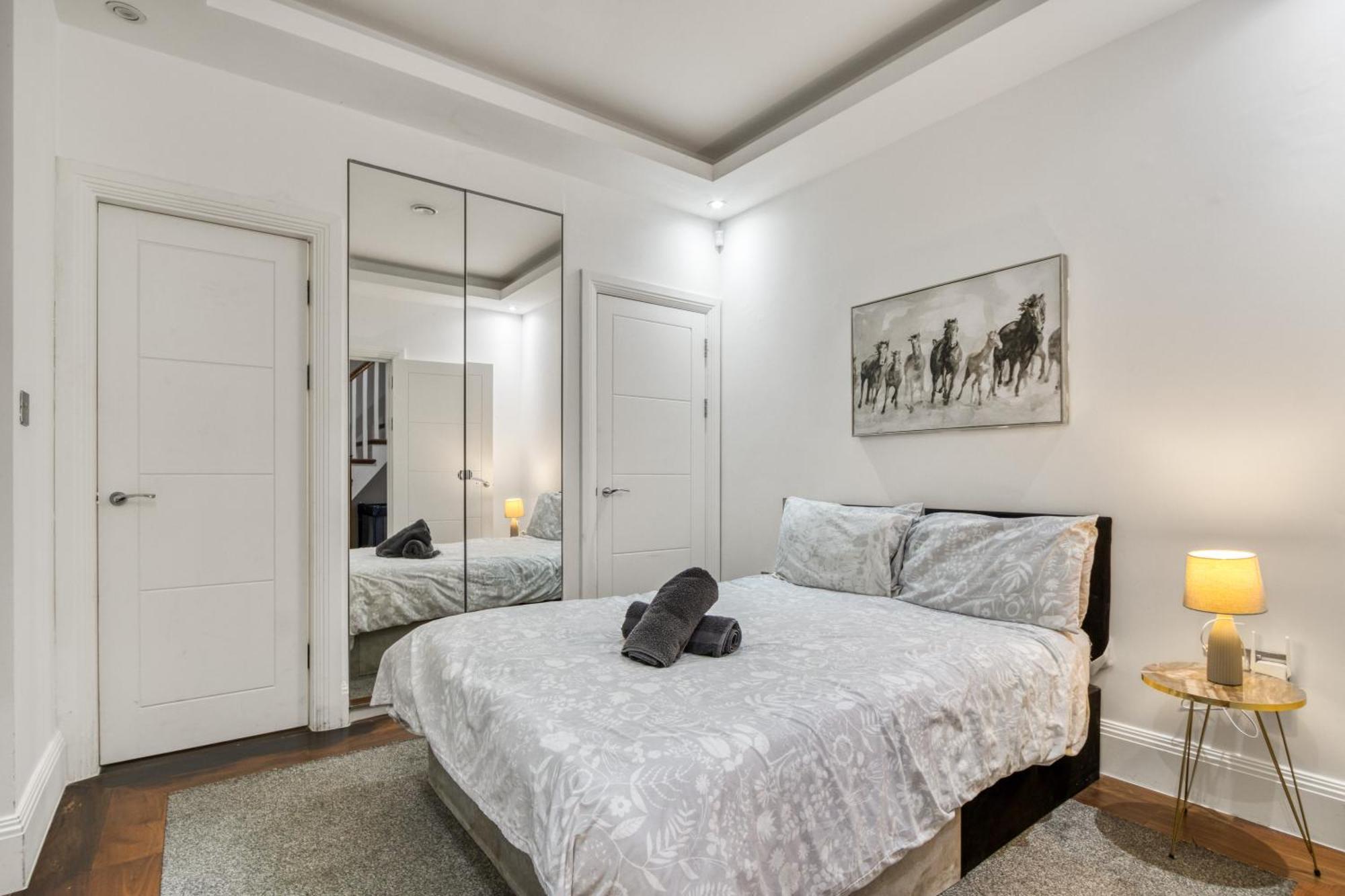 Sleek Modern Wimbledon Home London Eksteriør billede