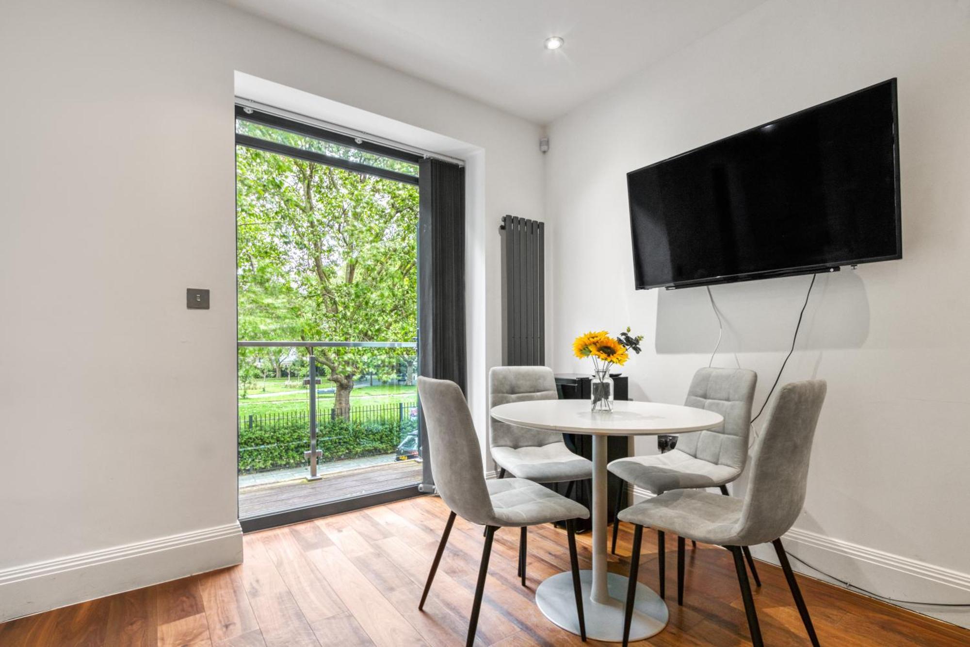 Sleek Modern Wimbledon Home London Eksteriør billede