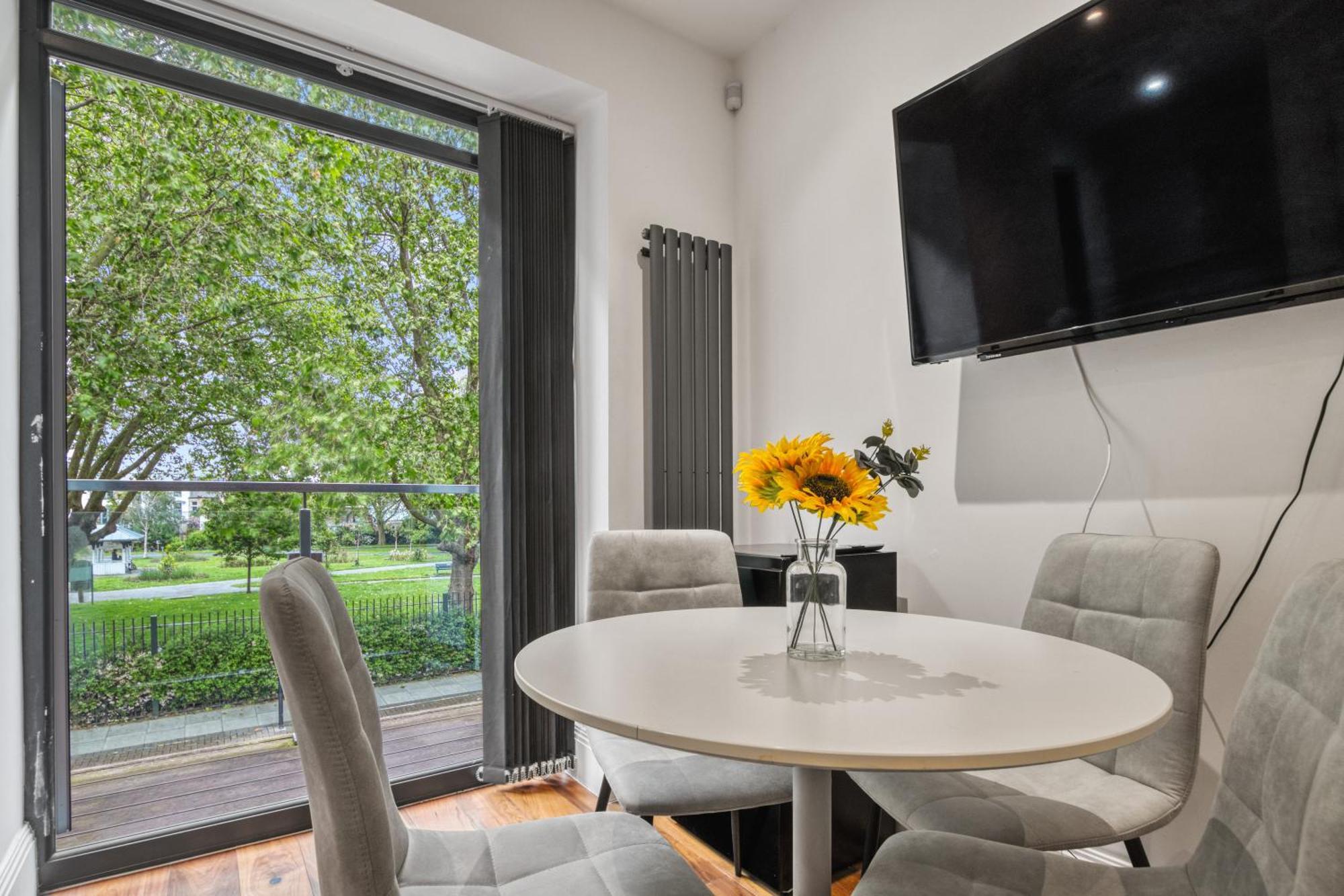 Sleek Modern Wimbledon Home London Eksteriør billede